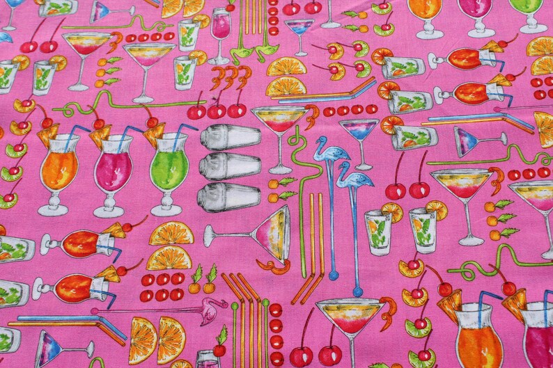K&ouml;nnte beinhalten: Rosafarbener Stoff mit einem sich wiederholenden Muster aus bunten Cocktails, Kirschen und Strohhalmen. Das Muster umfasst verschiedene Getr&auml;nkesorten, wie Margaritas, Martinis und Daiquiris.