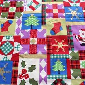 以下が含まれることがあります： クリスマスをテーマにしたパッチワークデザインの生地。生地には、クリスマスツリー、雪の結晶、サンタクロース、靴下などのお祝いの画像が正方形で表示されています。赤、緑、青、金の色が使われており、陽気なホリデーパターンを作り出しています。