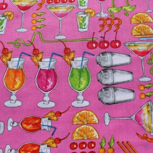 K&ouml;nnte beinhalten: Rosafarbener Stoff mit einem sich wiederholenden Muster aus bunten Cocktails, Fr&uuml;chten und Cocktailshaker. Das Muster umfasst eine Vielzahl von Getr&auml;nken, darunter Margaritas, Daiquiris und Martinis.