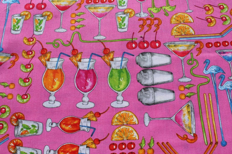 K&ouml;nnte beinhalten: Rosafarbener Stoff mit einem sich wiederholenden Muster aus bunten Cocktails, Fr&uuml;chten und Cocktailshaker. Das Muster umfasst eine Vielzahl von Getr&auml;nken, darunter Margaritas, Daiquiris und Martinis.