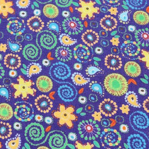 青のコットン生地に黄色と緑の花柄プリント - ファットクォーターFQ