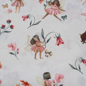 以下が含まれることがあります： 妖精、花、キノコが繰り返し描かれた白い生地。妖精はピンクと茶色のドレスを着て、羽根をつけています。花はピンクと赤。キノコは茶色です。