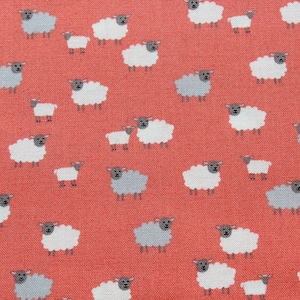 以下が含まれることがあります： 珊瑚ピンクの生地に、白とグレーの羊が繰り返し描かれたパターン。羊は様々なポーズをとっており、立っているものもいれば、寝転んでいるものもいれば、横を向いているものもいる。