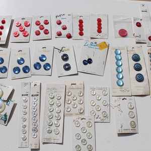 Énorme lot de boutons de bricolage rouges, bleus et blancs sur carton, plastique rond, tailles variées pour l'American Patriotic du 4 juillet