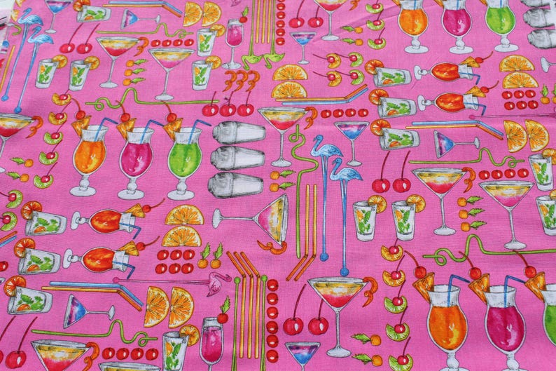 K&ouml;nnte beinhalten: Rosa Stoff mit einem sich wiederholenden Muster aus bunten Cocktails, Kirschen und Strohhalmen. Das Muster ist perfekt f&uuml;r ein sommerliches oder tropisches Thema.