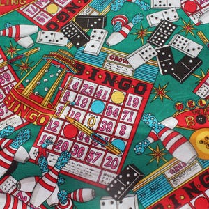 以下が含まれることがあります： 赤と白のボーリングピン、ドミノ、ビンゴカードが繰り返しパターンで描かれた緑色の生地。ビンゴカードには数字と「B-I-N-G-O」の文字が書かれている。生地には「Welcome to Fabulous Bowling」の文字も書かれている。