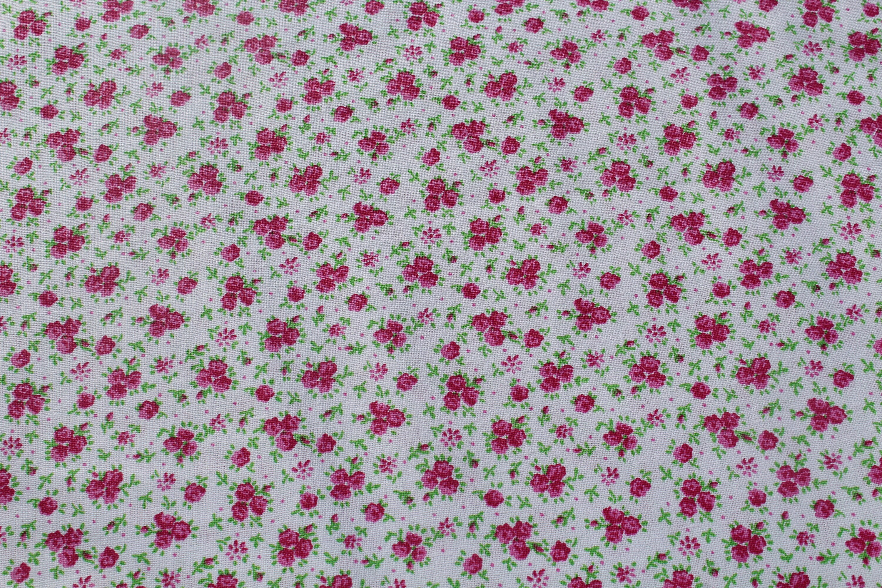 ピンクのバラの花柄プリントコットン生地：ヴィンテージスタイルの裁縫