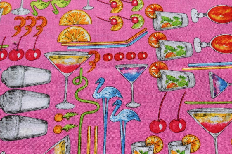 K&ouml;nnte beinhalten: Rosafarbener Stoff mit einem sich wiederholenden Muster aus Cocktails, Flamingos und Zitrusfr&uuml;chten. Das Muster umfasst Martini-Gl&auml;ser, Longdrinkgl&auml;ser und Shaker.