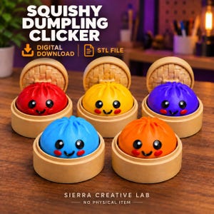 Può includere: Cinque giocattoli clicker a forma di gnocco rotondo e morbido, ognuno posizionato in un piccolo cestello per la cottura a vapore in bambù chiaro. Gli gnocchi sono rossi, gialli, viola, blu e arancioni, con volti sorridenti e occhi neri.