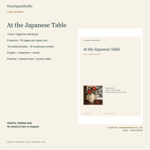 Puede incluir: Una guía de estudio digital titulada At the Japanese Table de YourJapanStudio. Incluye 6 lecciones, 16 páginas, 18 frases y 18 entradas de vocabulario en inglés, japonés y romaji, con ejercicios y claves de respuestas.