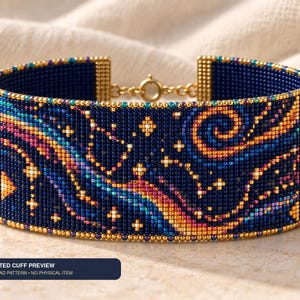 Könnte beinhalten: Ein breites Perlenarmband mit dunkelblauem Hintergrund und einem wirbelnden, mehrfarbigen Muster aus Sternen und kosmischen Wellen in Orange-, Rosa- und Türkistönen, abgerundet mit einem goldfarbenen Metallverschluss und Rand.