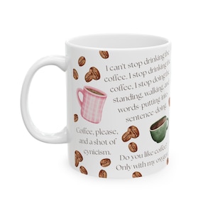 Puede incluir: Taza de café de cerámica blanca con asa curva. La taza presenta ilustraciones de granos de café y el texto: "No puedo dejar de beber café... Café, por favor, y una dosis de cinismo. ¿Te gusta el café? Solo con mi oxígeno."