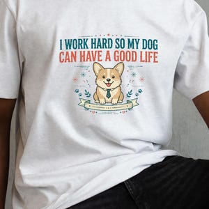 Jag jobbar hårt så att min hund kan ha ett bra liv, rolig Corgi-t-shirt, hundmamma-pappa-gåva, sarkastisk hundtröja bild 1