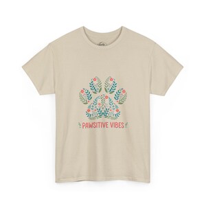 Pawsitive Vibes Shirt, Floral Paw Print T-Shirt, Dog Mom Gift, Positive Dog Lover Tee for Women imagen 2