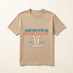 Jag jobbar hårt så att min hund kan ha ett bra liv, rolig Corgi-t-shirt, hundmamma-pappa-gåva, sarkastisk hundtröja Sand