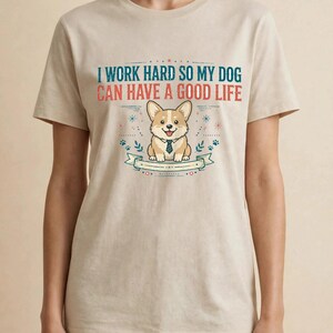 Jag jobbar hårt så att min hund kan ha ett bra liv, rolig Corgi-t-shirt, hundmamma-pappa-gåva, sarkastisk hundtröja bild 16