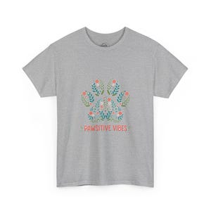Pawsitive Vibes Shirt, Floral Paw Print T-Shirt, Dog Mom Gift, Positive Dog Lover Tee for Women imagen 3