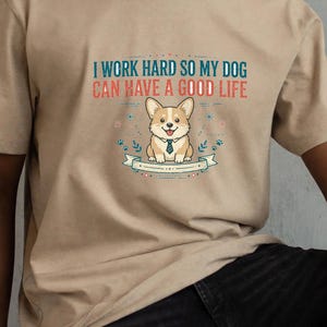Jag jobbar hårt så att min hund kan ha ett bra liv, rolig Corgi-t-shirt, hundmamma-pappa-gåva, sarkastisk hundtröja bild 2