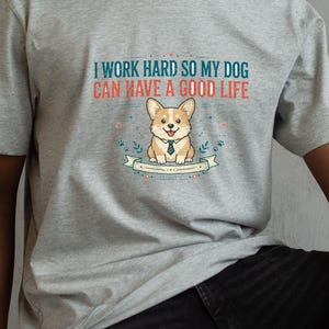 Jag jobbar hårt så att min hund kan ha ett bra liv, rolig Corgi-t-shirt, hundmamma-pappa-gåva, sarkastisk hundtröja bild 3