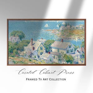Könnte beinhalten: Ein rechteckiges gerahmtes Landschaftsgemälde, das ein Küstendorf mit Häusern inmitten von Bäumen zeigt, die ein blaues Meer mit Segelbooten überblicken. Der Text Curated Cabinet Press FRAMED TV ART COLLECTION ist unter dem Kunstwerk gedruckt.