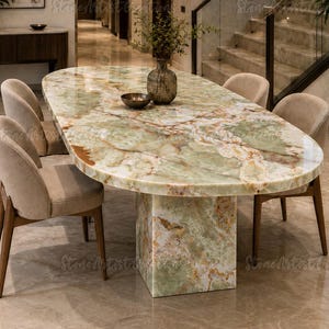 Puede incluir: Una mesa de comedor ovalada con un tablero de ónix verde pulido con vetas naturales blancas y marrones, apoyada sobre una base de pedestal rectangular de ónix a juego, rodeada de cuatro sillas tapizadas en beige con patas de madera oscura.