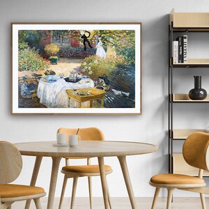 Puede incluir: Una pintura que representa una escena de jard&iacute;n con una mesa puesta para una comida. Se pueden ver personas en el fondo y un gato negro colgando de una rama de &aacute;rbol. La mesa est&aacute; cubierta con un mantel blanco y tiene un jarr&oacute;n de flores, una tetera y un plato de comida.