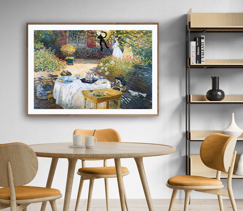 Puede incluir: Una pintura que representa una escena de jard&iacute;n con una mesa puesta para una comida. Se pueden ver personas en el fondo y un gato negro colgando de una rama de &aacute;rbol. La mesa est&aacute; cubierta con un mantel blanco y tiene un jarr&oacute;n de flores, una tetera y un plato de comida.