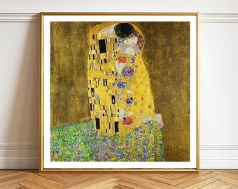 Könnte beinhalten: Ein gerahmter Druck von Gustav Klimts "Der Kuss". Das Kunstwerk zeigt zwei sich umarmende Figuren mit komplizierten Mustern in Gold, Schwarz und farbigen Akzenten. Die Figuren sind vor einem goldenen Hintergrund platziert, und der Rahmen ist goldfarben.