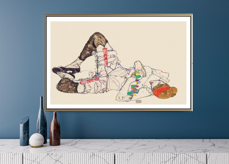Op de afbeelding: Een zwart-witte lijntekening van een persoon die op hun rug ligt met gekruiste benen. De persoon draagt een wit shirt met een rood-blauw patroon. De tekening is op een cr&egrave;mekleurige achtergrond.