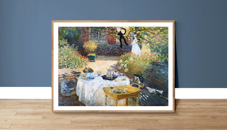 Puede incluir: Una pintura que representa una escena de jard&iacute;n con una mesa puesta para una comida. Hay personas en el fondo, y un gato negro colgando de una rama de &aacute;rbol. La mesa est&aacute; puesta con un mantel blanco, platos, vasos y una jarra. Hay una cesta de fruta en una mesa peque&ntilde;a junto a la mesa principal.