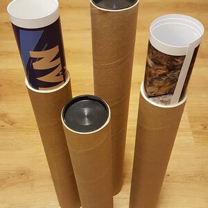 Impresión de Egon Schiele: Chica poniéndose un zapato, póster de arte expresionista imagen 5