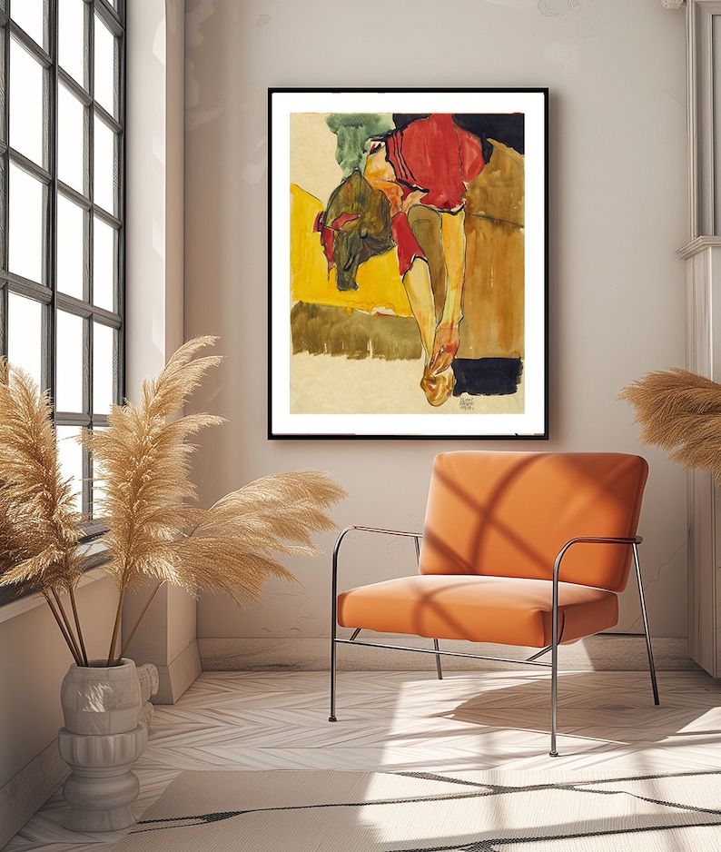 Puede incluir: Una pintura de acuarela de una persona con un vestido rojo sentada en una superficie amarilla. Las piernas de la persona est&aacute;n dobladas y sus pies son visibles. La pintura tiene una paleta de colores apagados con tonos de marr&oacute;n, verde y amarillo.