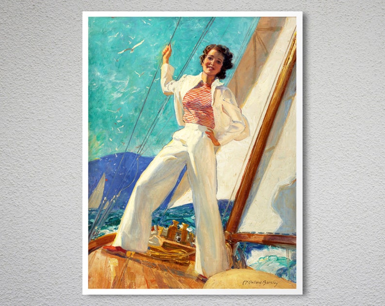 Op de afbeelding: Een vrouw in een wit matrozenpak en een rood gestreept shirt staat op het dek van een zeilboot. Ze houdt een touw vast en kijkt uit over de zee. De lucht is blauw en in de verte zijn witte wolken te zien.