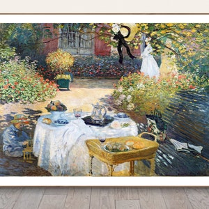 Puede incluir: Una pintura que representa una escena de jard&iacute;n con una mesa puesta para una comida. Hay dos figuras en el fondo, una con un vestido negro y la otra con un vestido blanco. La mesa est&aacute; cubierta con un mantel blanco y tiene una variedad de comida y bebida. El jard&iacute;n est&aacute; lleno de flores y &aacute;rboles.