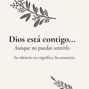 May include: A cream-colored print featuring a green olive branch illustration at the top and bottom. The text reads: Dios está contigo... Aunque no puedas sentirlo. Su silencio no significa Su ausencia.
