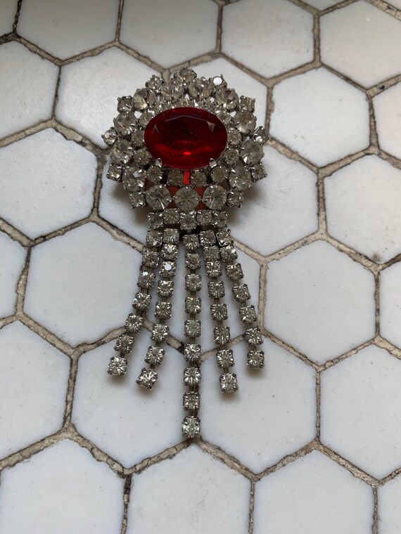 1950's　red rhinestone　fringe　brooch 1950s Inlaid Large Red Rhinestone Brooch Set - Vintage