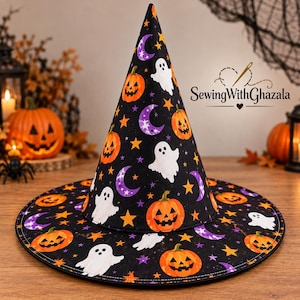 Könnte beinhalten: Ein schwarzer Hexenhut mit einem sich wiederholenden Muster aus orangefarbenen Kürbissen, weißen Geistern, violetten Mondsicheln und gelben Sternen. Der Text SewingWithGhazala ist in Schwarz auf der rechten Seite des Hutes aufgedruckt.