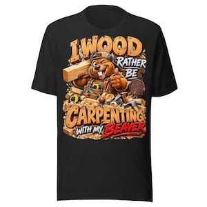 Peut inclure: Un t-shirt noir avec un motif de castor en dessin animé portant une casquette et une ceinture à outils, entouré de copeaux de bois et d'outils. Le texte indique I WOOD RATHER BE CARPENTING WITH MY BEAVER en lettres stylisées.
