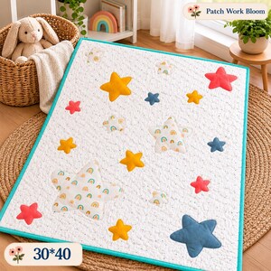 Pode incluir: Um tapete de atividades retangular branco acolchoado com borda azul-petróleo, apresentando aplicações em forma de estrela em amarelo, vermelho e azul, algumas com padrões de arco-íris. O tapete inclui etiquetas com o texto Patch Work Bloom e 30*40.