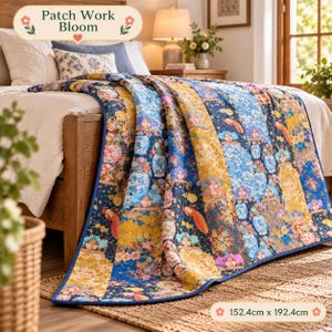 Könnte beinhalten: Eine Patchwork-Decke mit einem lebendigen Blumen- und Vasenmuster in Blau-, Gelb- und Orangetönen. Die Decke misst 152,4 cm mal 192,4 cm und liegt auf einem Bett. Der Text Patch Work Bloom ist oben im Bild zu sehen.