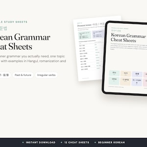 Op de afbeelding: Printbare Koreaanse grammaticabladen met tekst in het Engels en Hangul. Het document toont regels voor de tegenwoordige tijd, werkwoordvervoegingen en grammaticaonderwerpen op afzonderlijke pagina's. Een tabletscherm toont een samenvatting van Koreaanse partikels en werkwoorduitgangen in een raster van gekleurde vakjes, naast een geprinte pagina met studieaantekeningen.