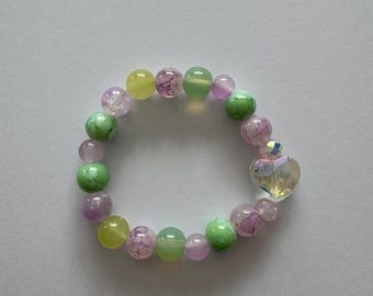 Pulseira verde e roxa com contas de acrílico transparente. Tamanho M.