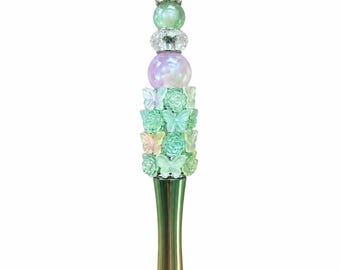 caneta verde com miçangas