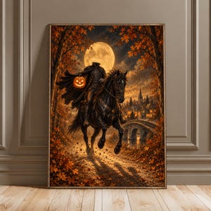 Pode incluir: Uma impressão de arte de parede emoldurada retratando um cavaleiro sem cabeça com uma capa escura montado em um cavalo preto, segurando uma abóbora brilhante. A cena apresenta uma floresta de outono com folhas laranja, lua cheia e uma ponte.