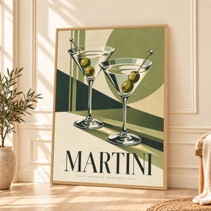 Puede incluir: Una lámina de arte mural rectangular que muestra dos copas de martini con aceitunas en palillos. El fondo utiliza formas geométricas en tonos crema, verde oliva y verde oscuro. El texto MARTINI CLASSIC COCKTAIL aparece impreso en negro.