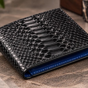 Cartera plegable hecha a mano de piel de pitón negra, interior azul, tarjetero delgado para hombre.