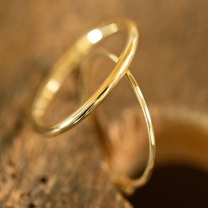 Wedding ring SET of 2 mm 14k solid golden band ring and a 1 mm hammered style ring, minimalist jewelry, minimalist ring, thin rings