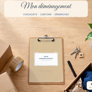 Könnte beinhalten: Ein Klemmbrett mit einem beigen Dokument mit der Aufschrift Mon déménagement, checklists, cartons, démarches, umgeben von Kartons, einem Klebebandroller, einem schwarzen Stift, einem hausförmigen Schlüsselanhänger und einer kleinen Pflanze.