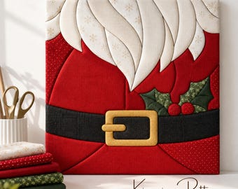 Puede incluir: Una pieza de arte mural de tela cuadrada con un patrón Kinusaiga del torso de Santa Claus. El diseño incluye una barba blanca con estampados de copos de nieve, un abrigo rojo, un cinturón negro con hebilla dorada y hojas de acebo verdes.