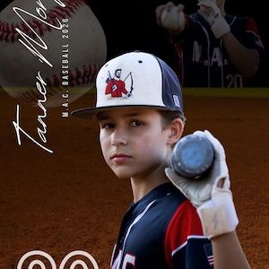 Może przedstawiać: Grafika o tematyce baseballowej przedstawiająca zawodnika w granatowo-czerwono-białej koszulce i czapce z logo, trzymającego kij. Tekst zawiera napis Tanner Morgan, M.A.C. BASEBALL 2026 oraz liczbę 20. Dołączono piłkę baseballową i drugie zdjęcie gracza.